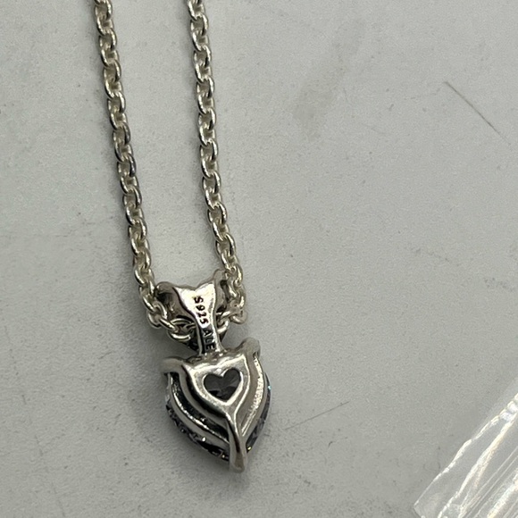 Pandora double heart sparkling collier necklace. Chain is 18” but can be shorter - Picture 4 of 5